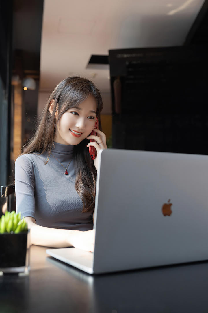 高清办公的女白领唐安琪图片