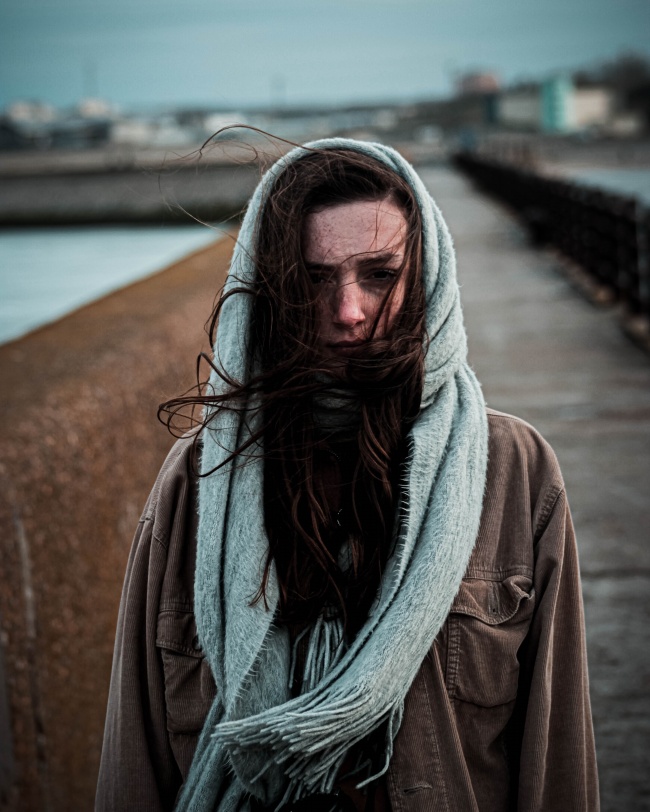 一个人孤单伤感美女图片