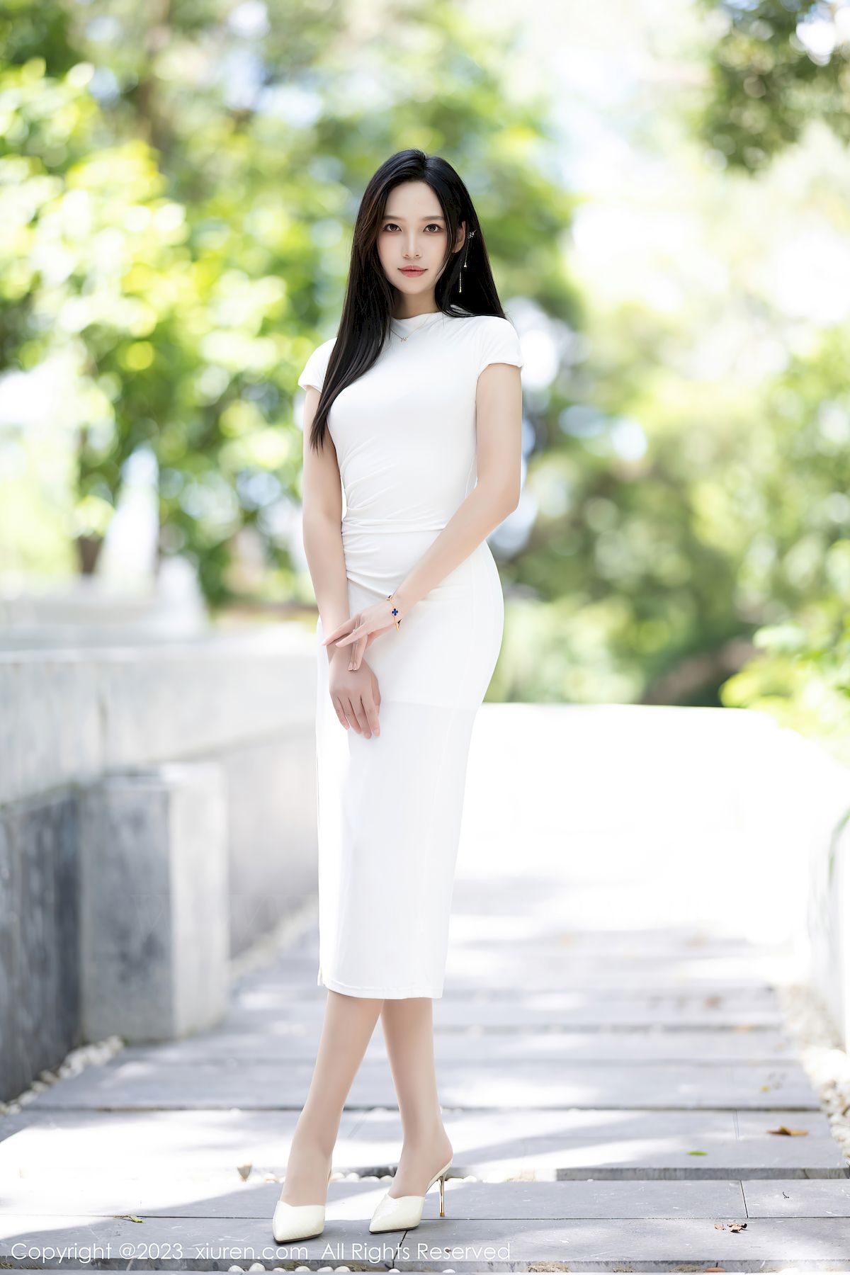 秀人网模特@郑颖姗Bev白色长裙搭配原色丝袜性感写真