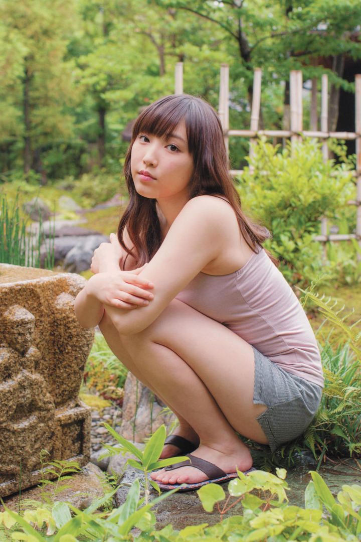 长相清纯的日本美妇户外约拍写真图片