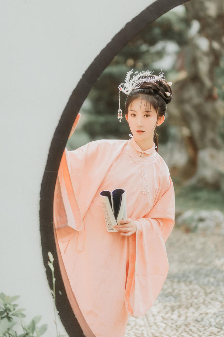 手拿书本的唯美清纯古风美女艺术照