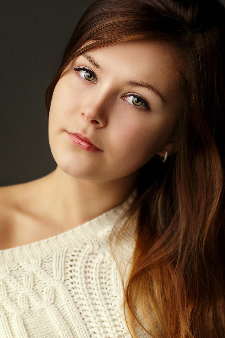 穿着毛衣的欧美丰满美女艺术写真图片