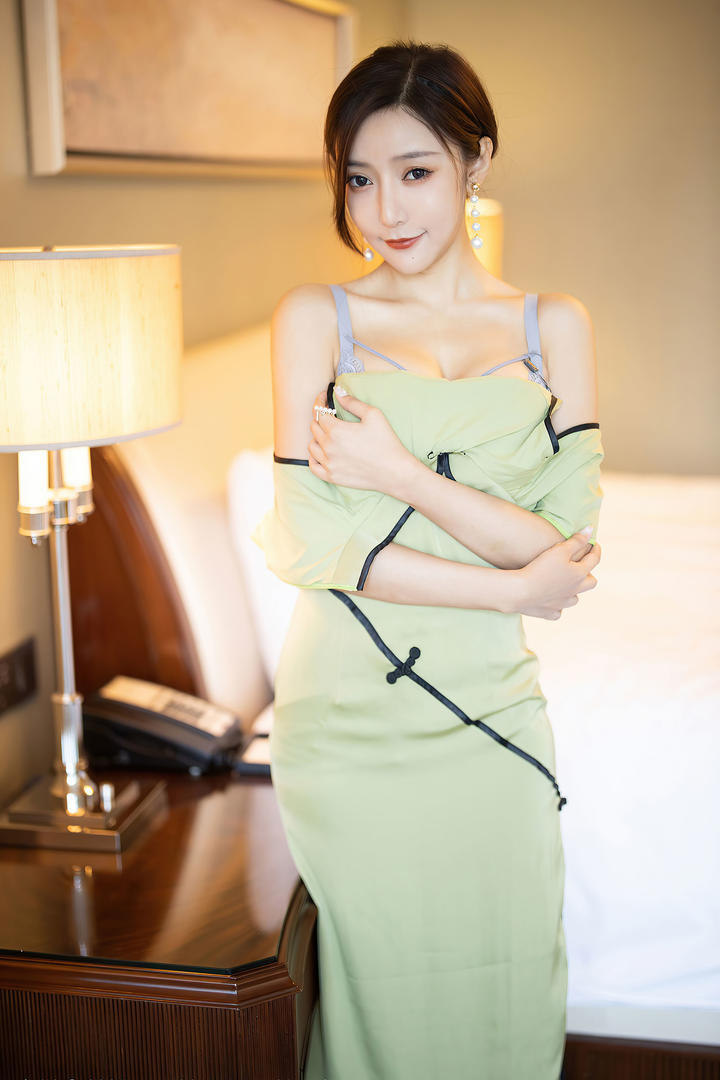 慢慢脱下旗袍的美女直播脱衣服王馨瑶写真图片