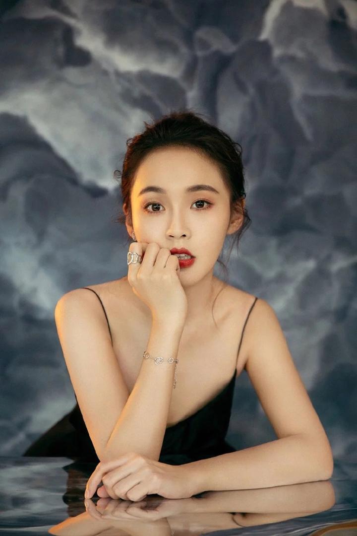 唐砖女主角张佳宁性感吊带裙时尚写真图片