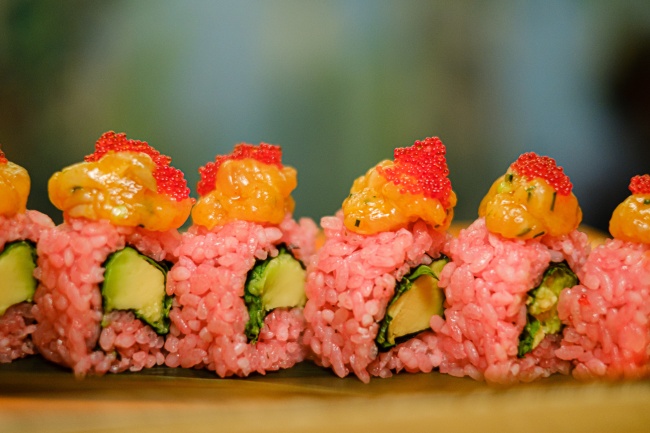 牛油果蟹籽寿司图片