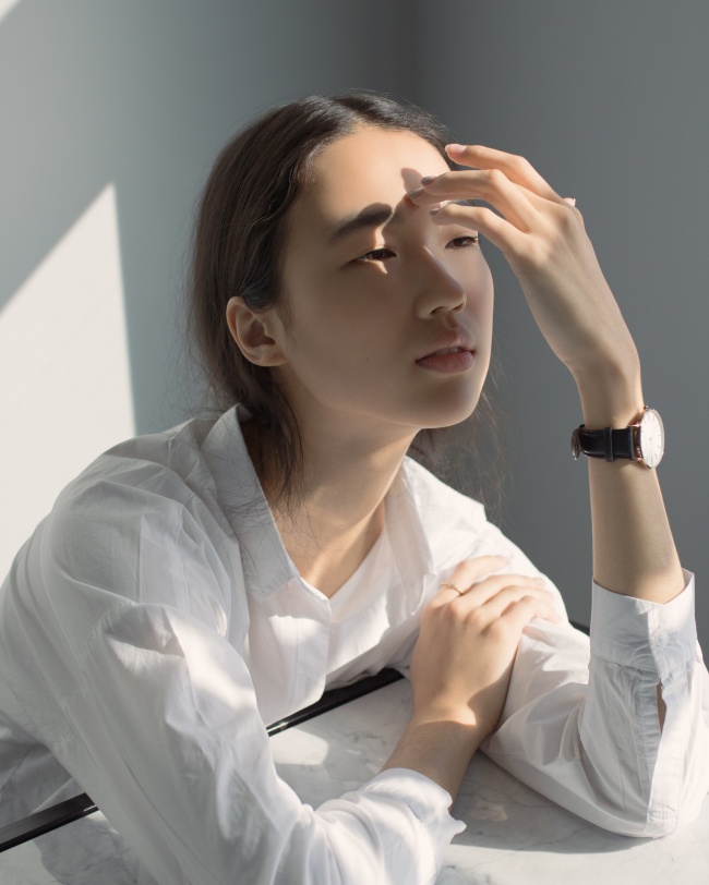 穿白衬衫的亚洲美女图片