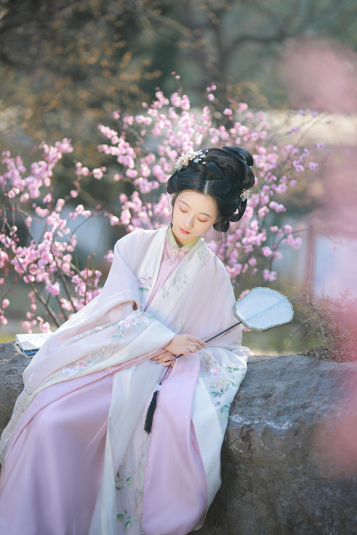 坐在石头上的古装汉服美女高清艺术写真图片