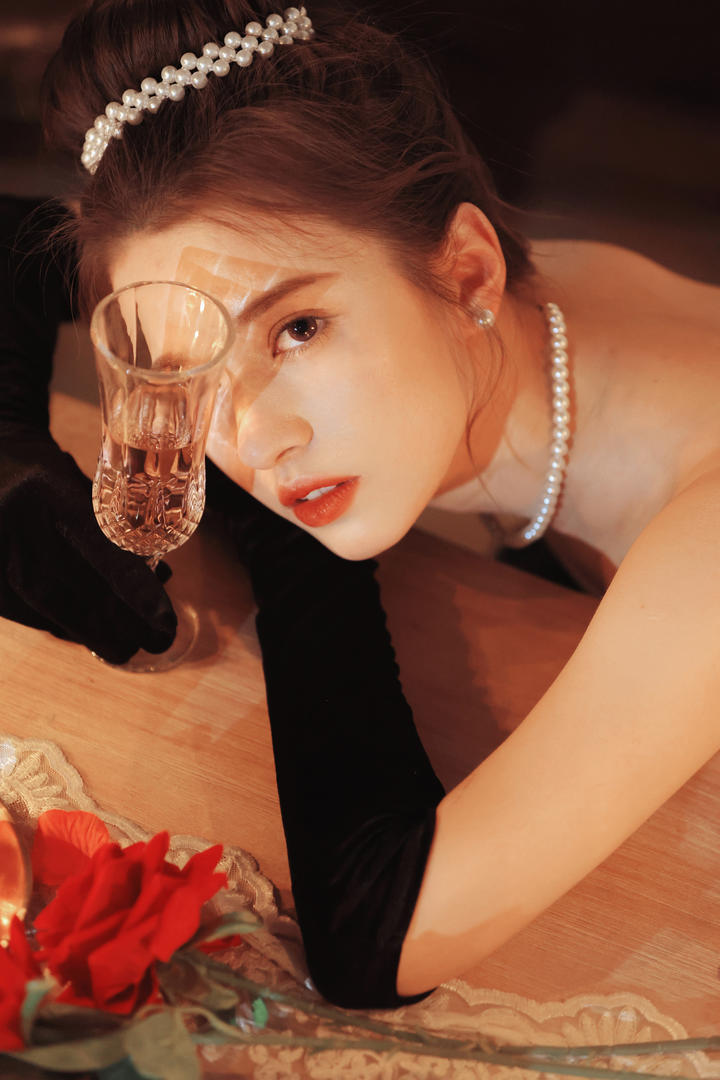 美女品酒唯美艺术照