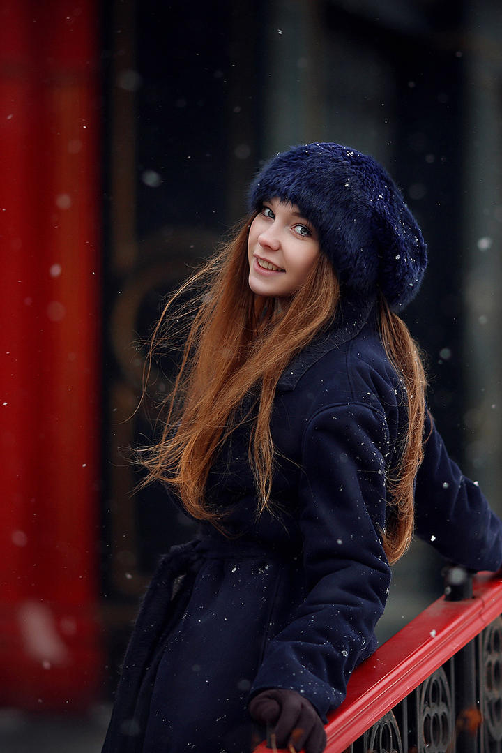 靠在栏杆上的欧美气质美女写真