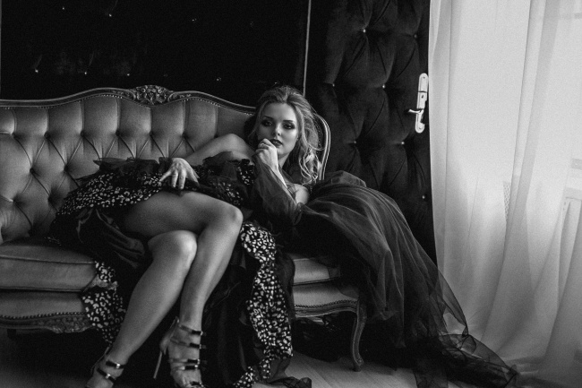 黑白性感诱惑成熟女人体图片