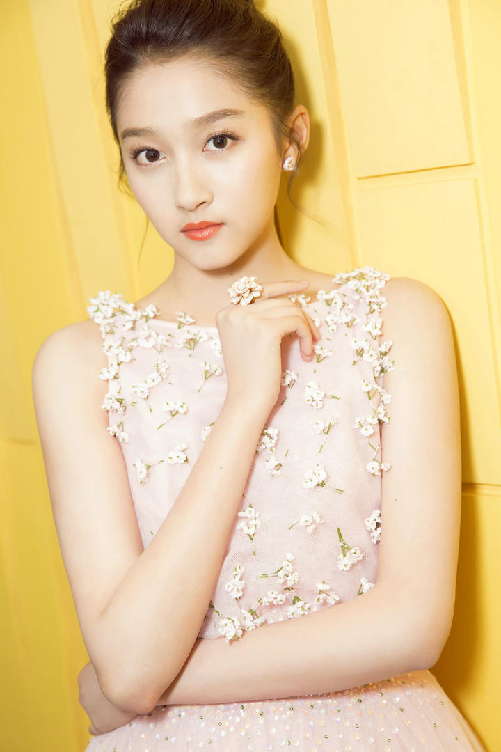 中国漂亮女明星关晓彤高清写真图片