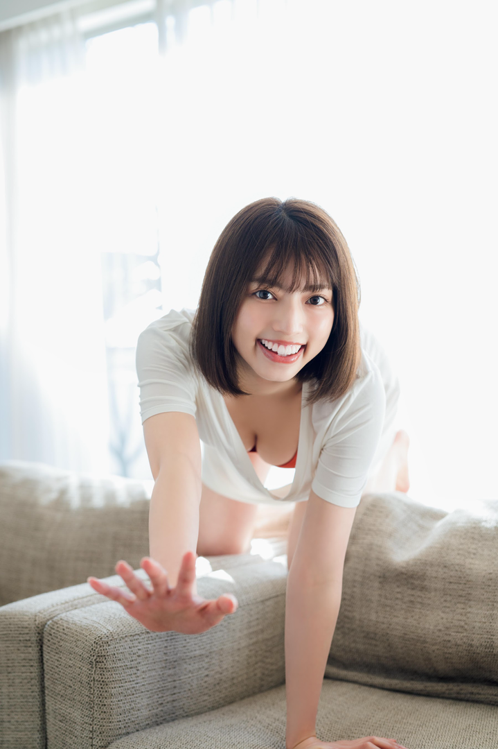 趴在沙发上的日本清纯宅男女神走光图片