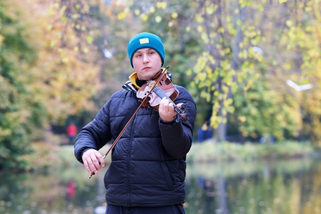 深秋河边拉小提琴帅哥图片