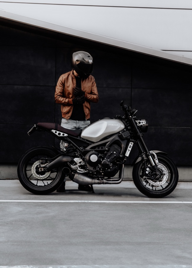 帅气摩托车车手图片