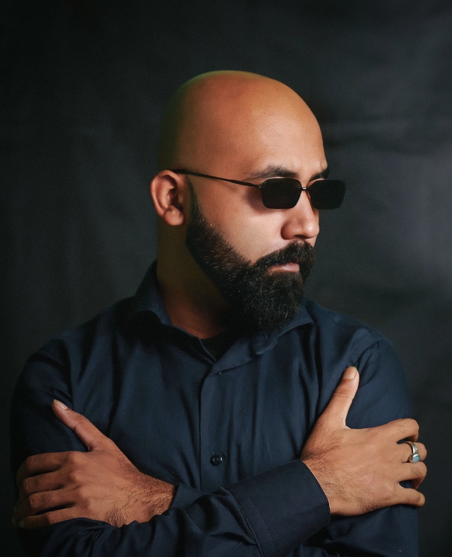 戴墨镜的光头帅哥图片