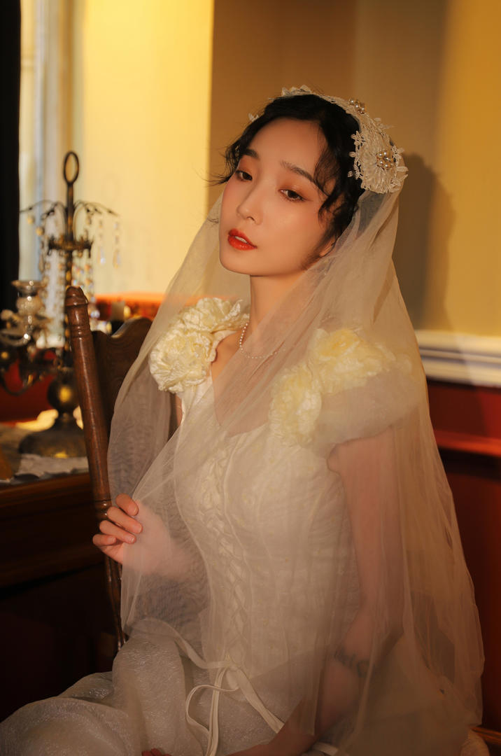 穿婚纱的高清美女新娘子人体艺术摄影图片