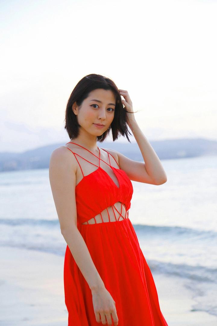 海边的日本红色裙子美女高清短发美女图片