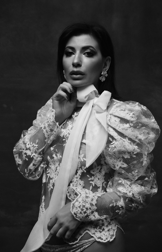 欧美黑白性感蕾丝透视装人体写真图片