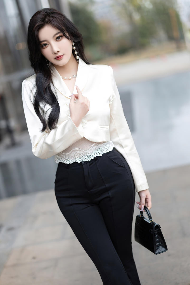 蜜桃网时尚气质女神杨晨晨街拍图片