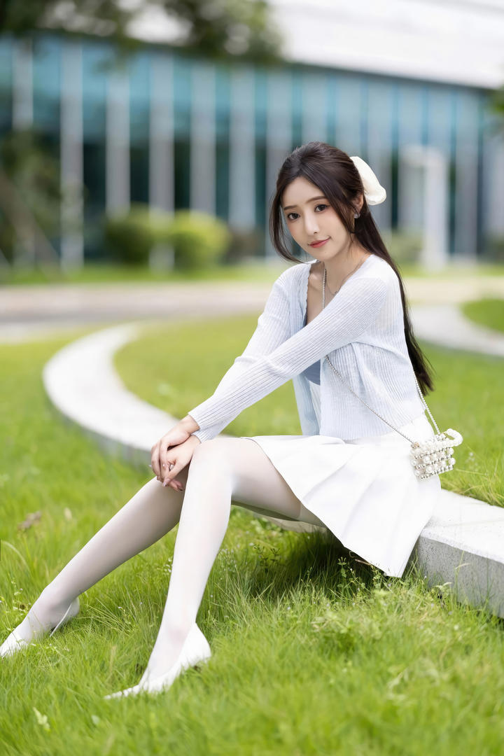 草地上的超短裙美女王馨瑶国产清纯女神图片大全