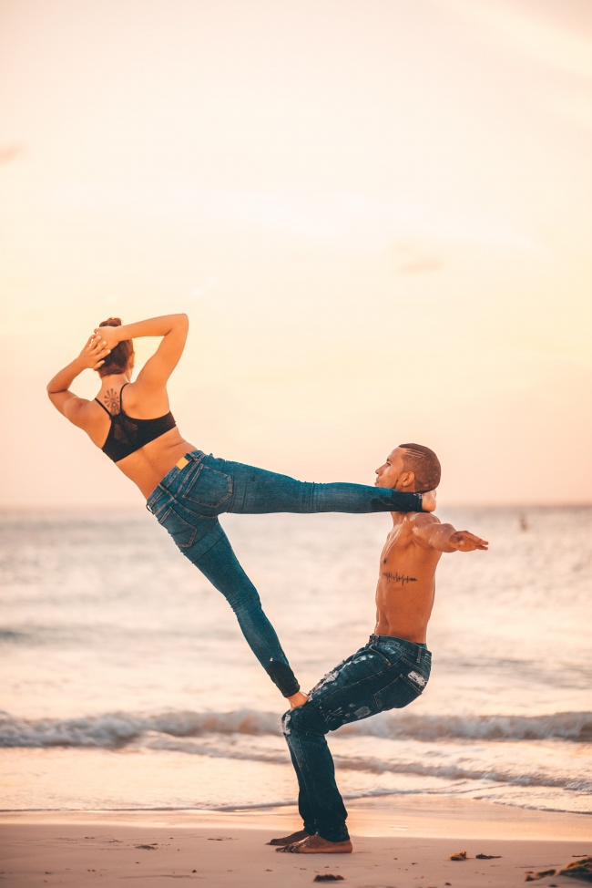 海边情侣形体艺术写真图片