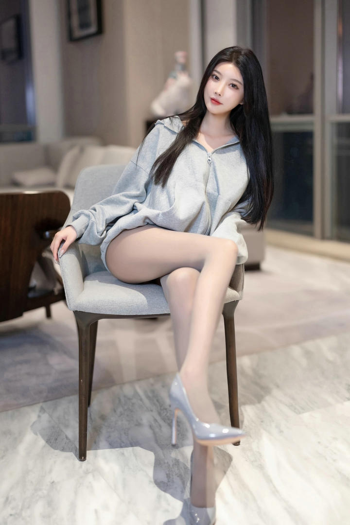 坐在椅子上的丝滑美腿美女模特杨晨晨酒店私拍套图