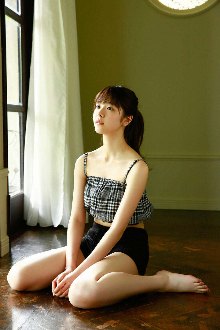 坐在地板上的高清日本马尾美女唐田えりか图片