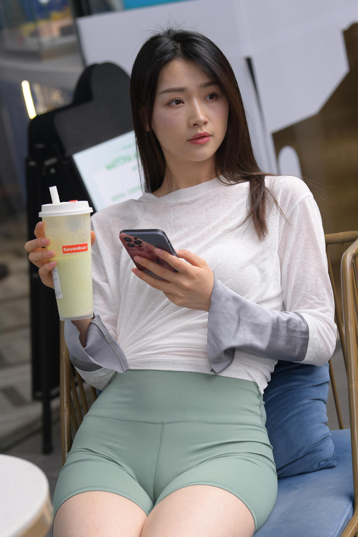 紧身裤美女婷婷街拍图片下载