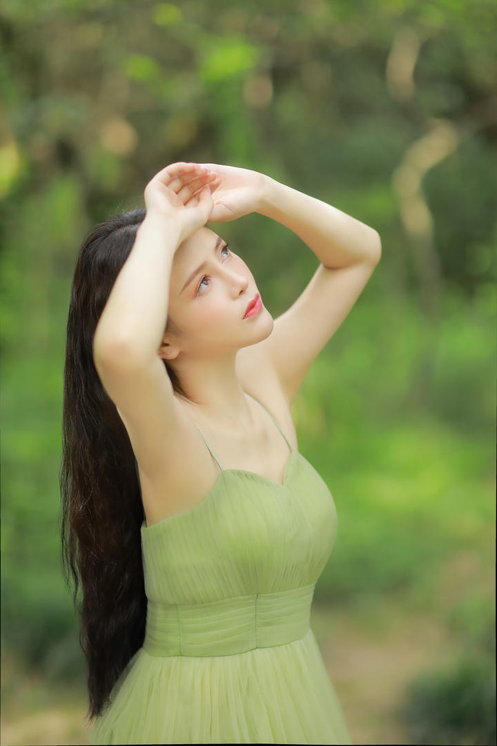 森林中的女生头像大全清纯美女写真图片