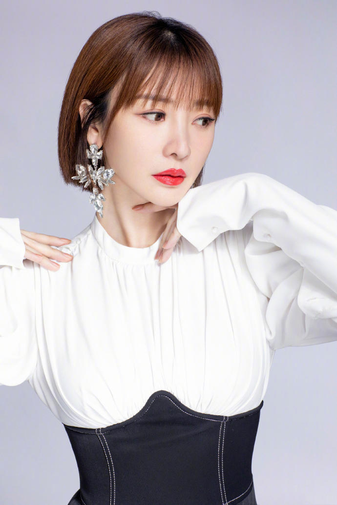 性感红唇短发美女明星柳岩图片
