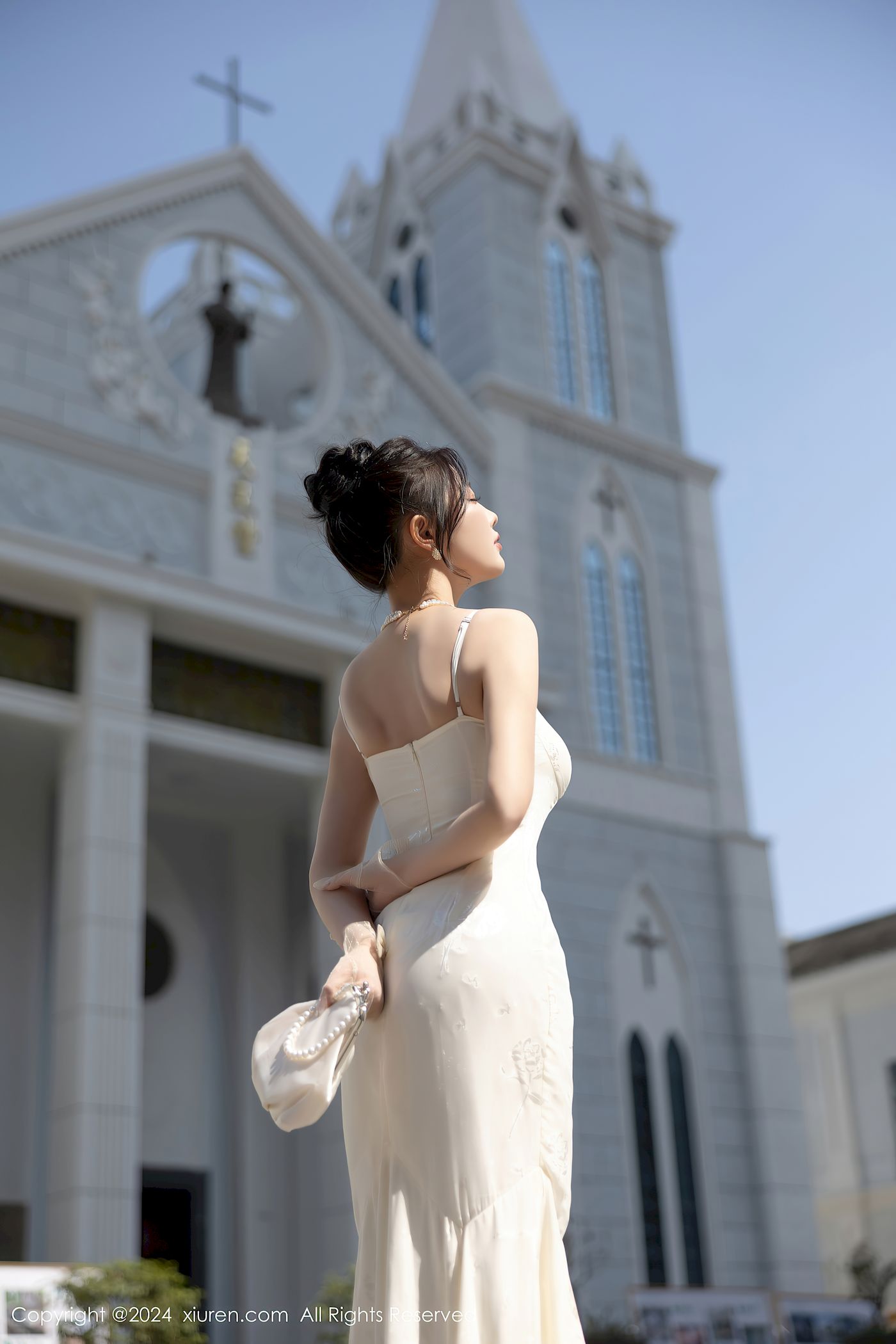 秀人网女神杨晨晨Yome白色连衣裙搭配白色丝袜性感写真