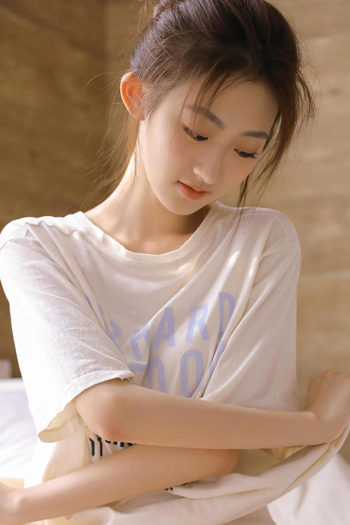 房间里脱衣服的女生好看的头像女生图片