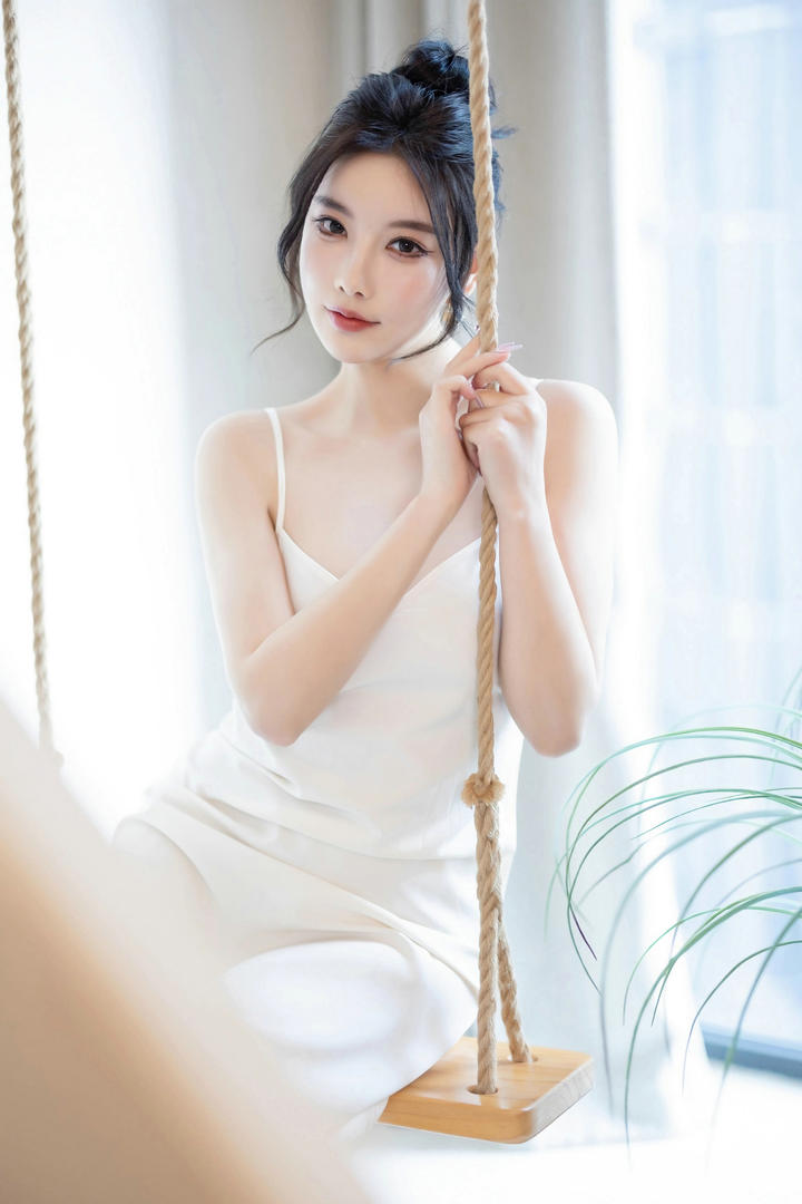坐在秋千上的90后美女模特杨晨晨高清私拍套图