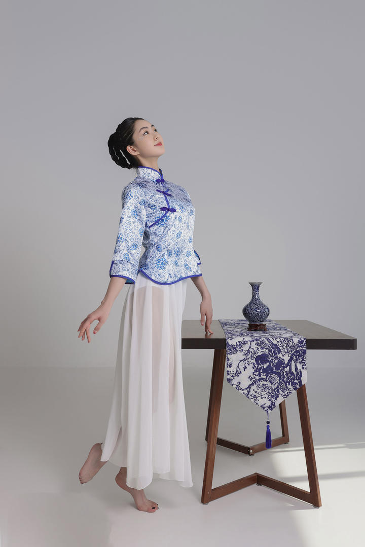 优雅漂亮的青花瓷风格古装美女艺术写真图片