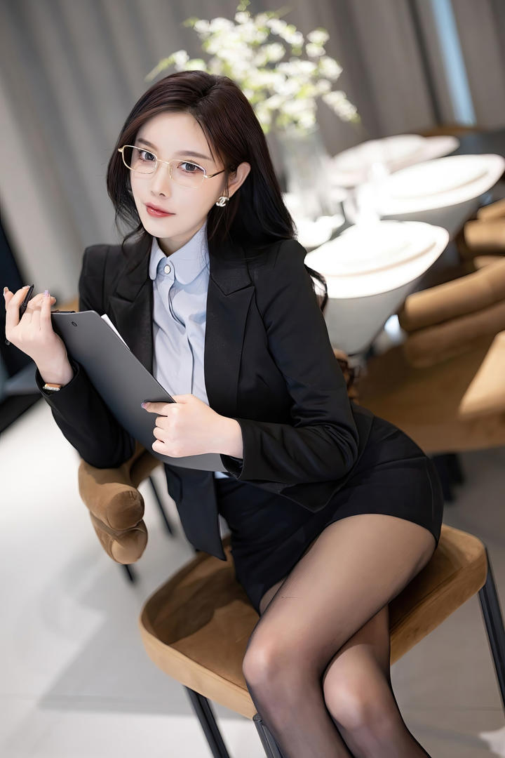 极品黑丝制服诱惑美女秘书杨晨晨798艺术写真图片