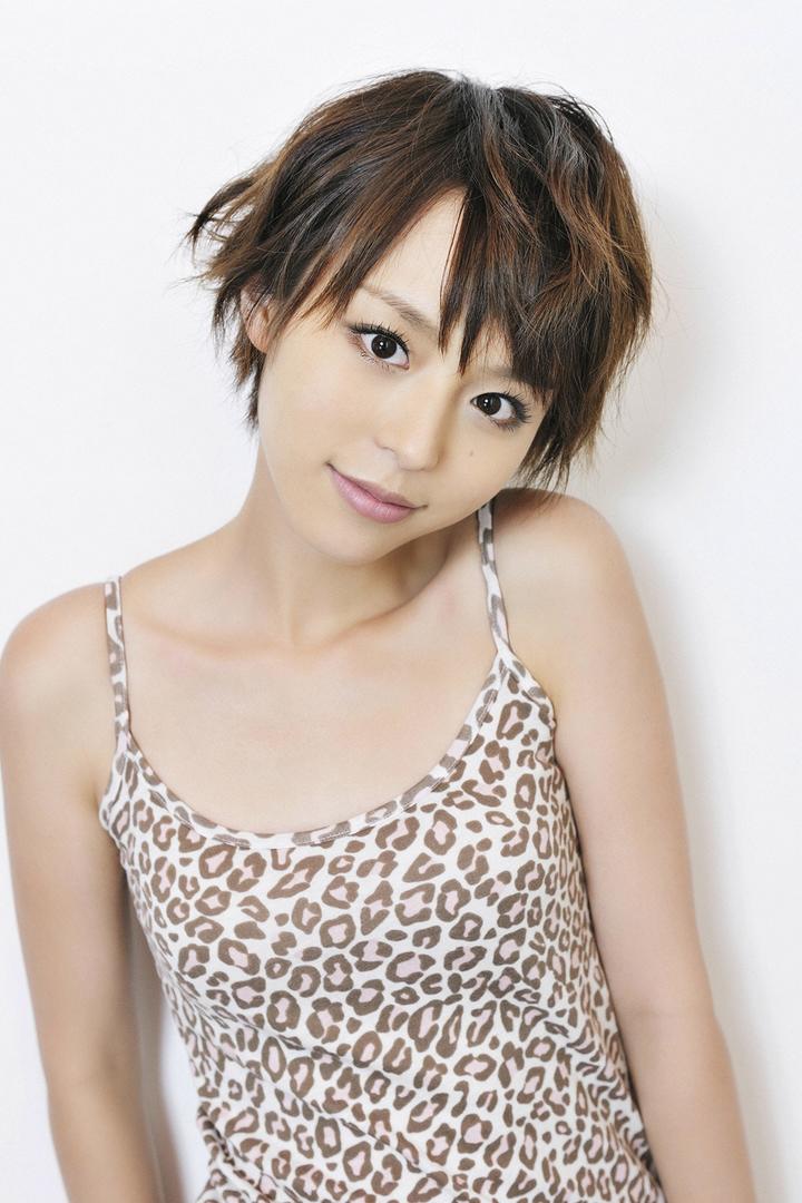 穿豹纹吊带的日本短发小美女性感写真图片