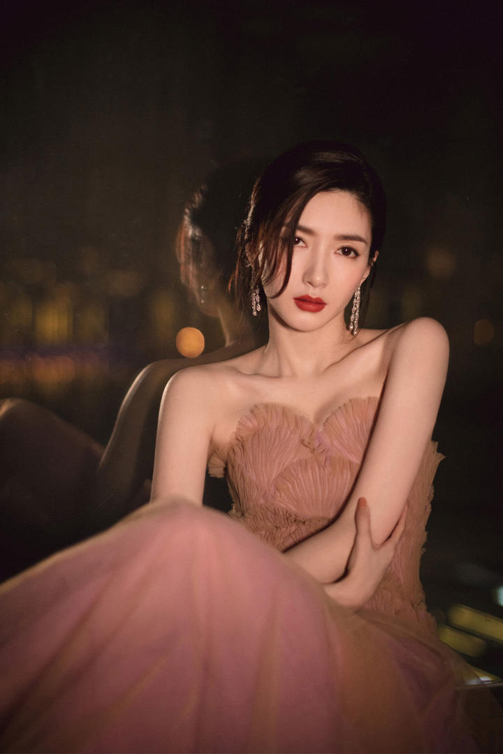 靠在窗户边的忧郁美女明星江疏影写真图片