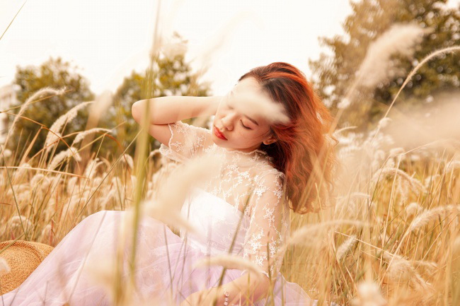 芦苇荡亚洲美女写真图片