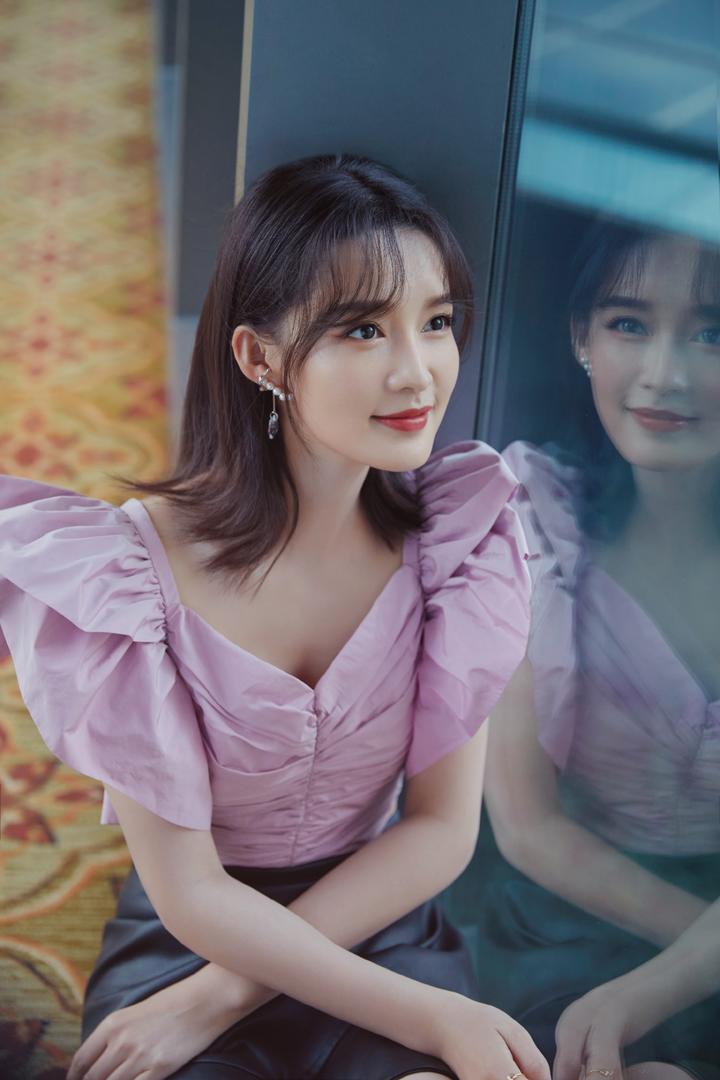 李沁紫罗兰上衣写真图片