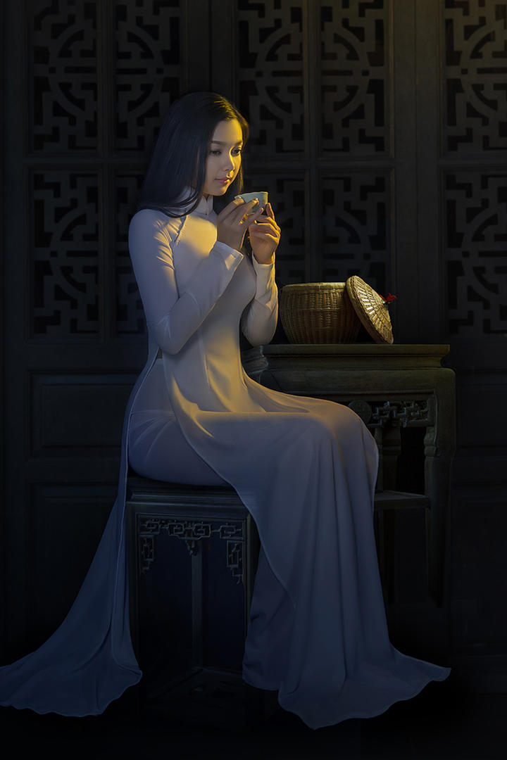 喝茶的古典越南美女高清图片