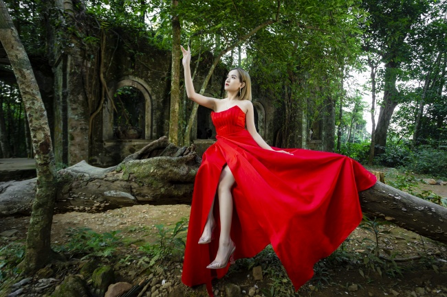 红色抹胸礼服美女写真图片