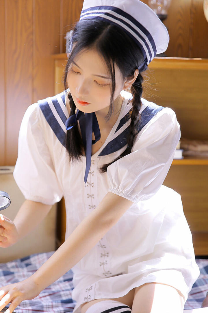 拿着放大镜的清纯水手制服美女写真图片