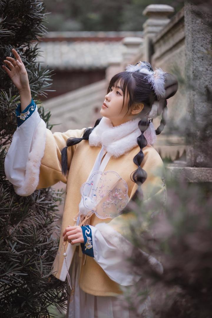 摘树叶的唯美古装美女艺术写真图片