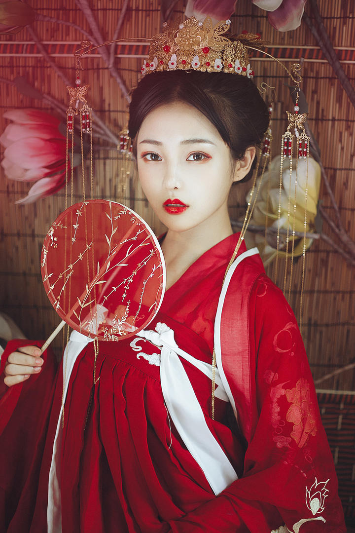 拿着扇子的极品红唇古装美女写真图片