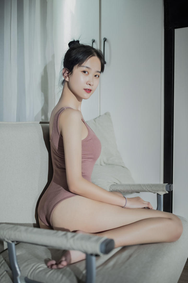跪坐在沙发上的粉色泳装美女苗苗人体艺术写真图片