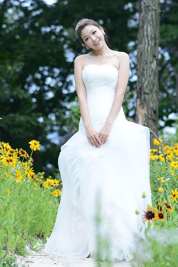 站在花丛中的高清韩国美女明星李恩慧婚纱摄影图片