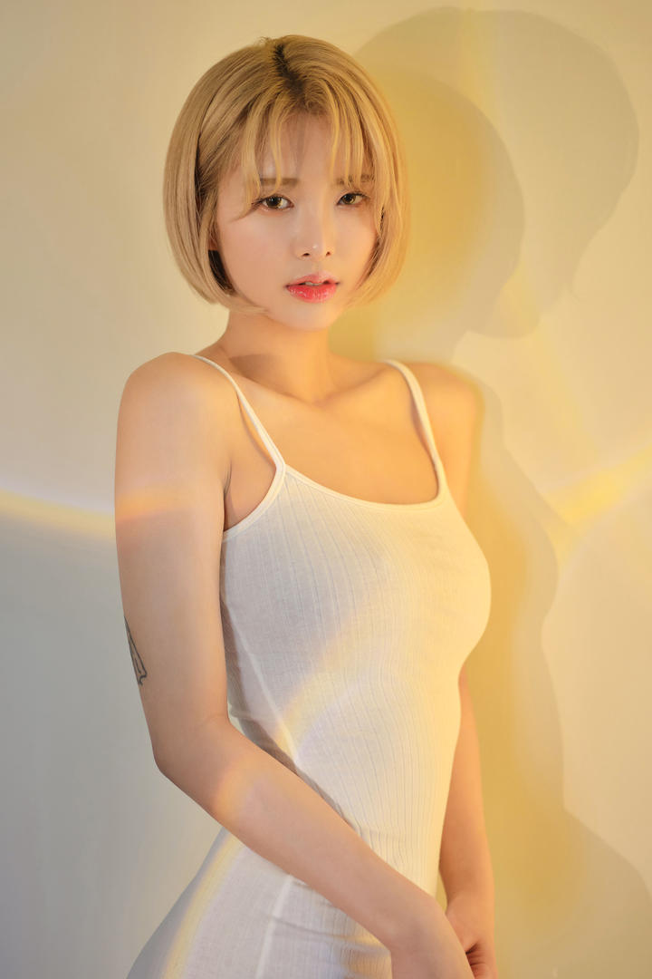 韩国短发美女苗条身材性感手机壁纸图片大全