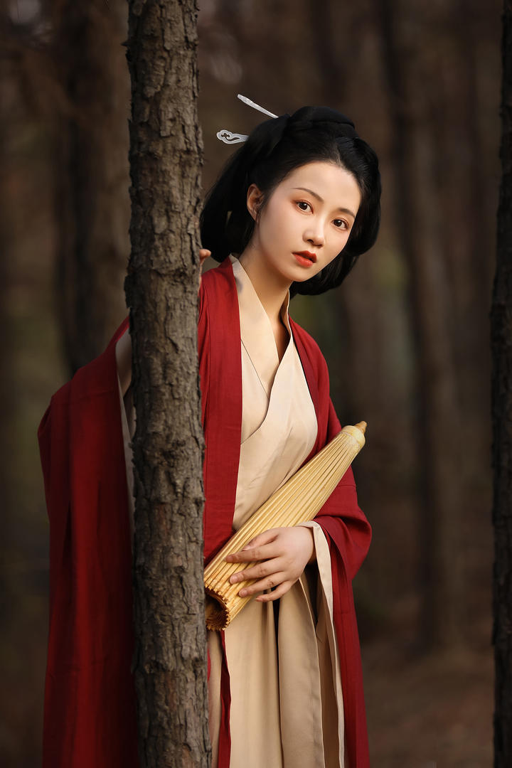 清新淡雅的红色汉服美女极品美女艺术照图片