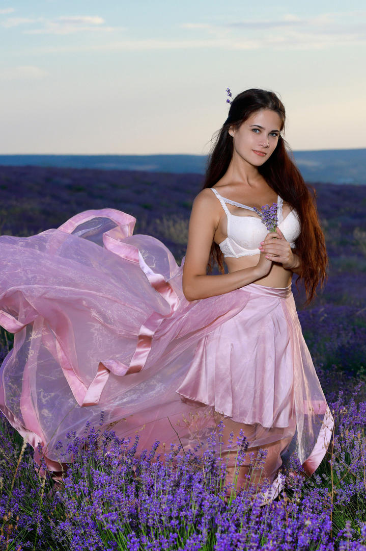 长裙翩翩的欧美美女人体艺术照图片