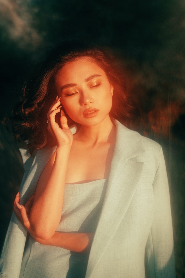 港风西装美女写真图片